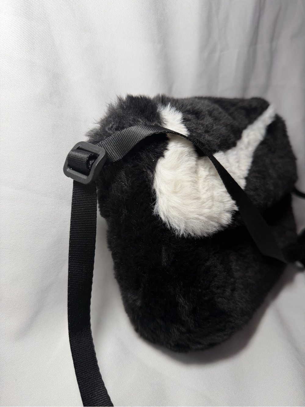 Nike Sportswear Futura 365 Faux Fur Crossbody
Bag (1L). - Picture 3 of 8